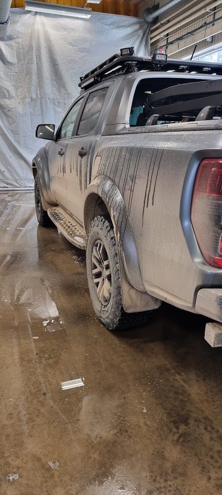 Smutsig pickup före tvätt