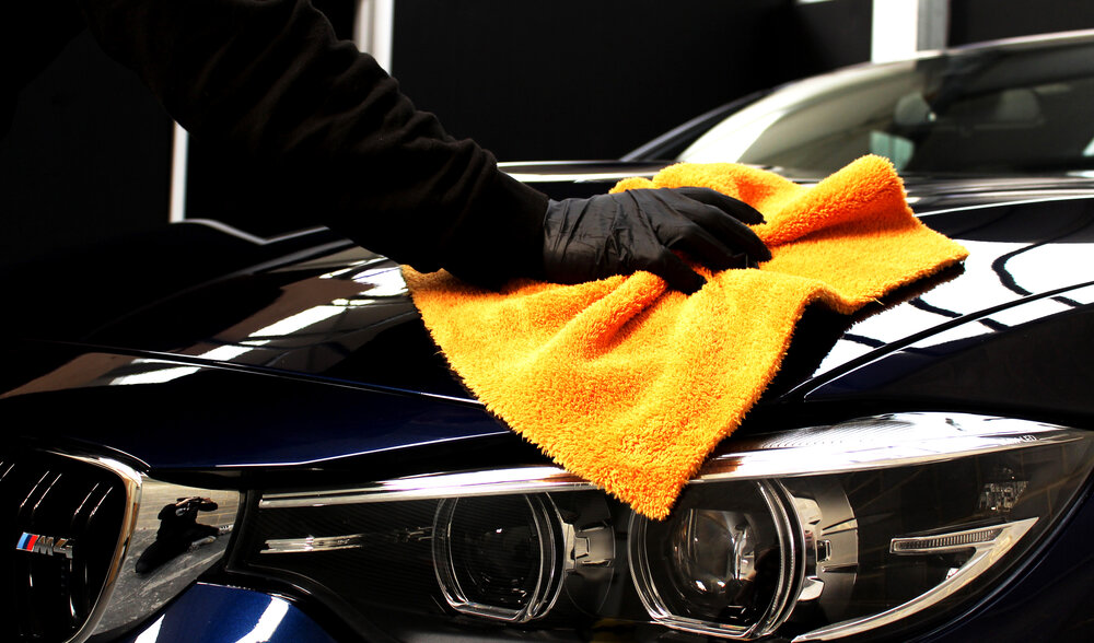 Professionell bilpolering av motorhuv med polermaskin